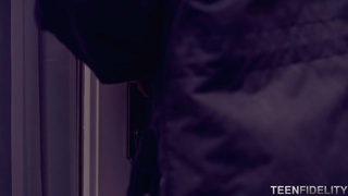 Молодую девушку жестко трахают в ротик и ебут раком