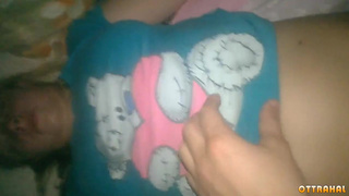 Отчим отодвинул трусики спящей дочери и разглядывает половую щель