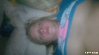 Отчим отодвинул трусики спящей дочери и разглядывает половую щель