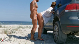 Любительская пара занимается горячим сексом на пляже . WetKelly