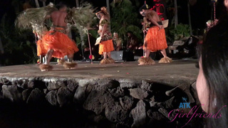 Молодая няшка заглатывает хуй парня среди развлечений на отдыхе