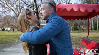 Опытный мужик жестко выебал хрупкую незнакомку в позе раком