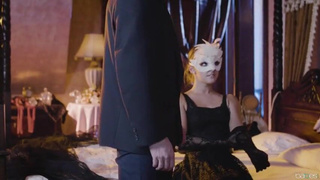 Благоверный сношает в пизды симпатичную супругу и грудастую незнакомку и кормит замужнюю женщину нектаром