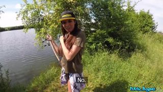 Турист с огромным членом на берегу реки жарит незнакомку во все щели