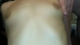 Молоденькая женушка отрывается по полной, когда занимается сексом втроем с мужем и его приятелем