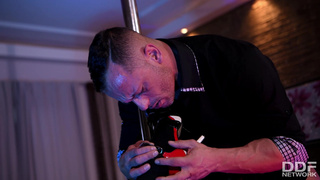 Стриптизерша села попой на член клиента