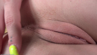 Блондинка с желтым маникюром очень близко мастурбирует щель