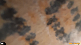 Банщик застукал мастурбирующую девушку в душе