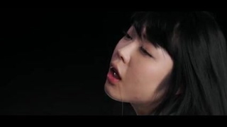 Молодая азиатка делает очень долгий минет пока ей не кончили на лицо