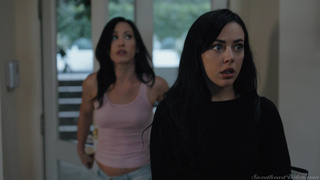 Лесбиянки развлекаются на вилле в большой постели