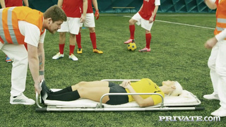 Секс с врачом и футболисткой после неудачной тренировки