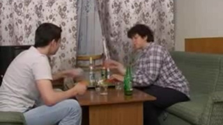 Сын накачал мамку водкой и жахнул здоровым членом в пизду