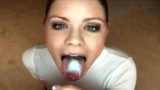 Милая девушка делает глубокий минет