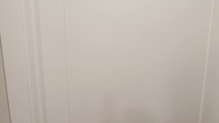 Зрелый сосед лижет бритую пизду девушке перед еблей