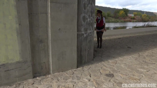 Ебет за деньги на улице красивую тёлку в форме