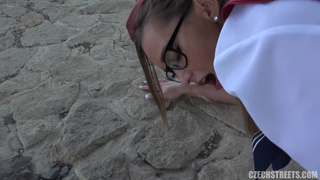 Ебет за деньги на улице красивую тёлку в форме