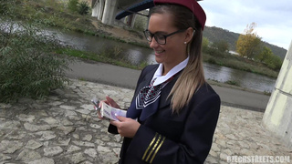 Ебет за деньги на улице красивую тёлку в форме